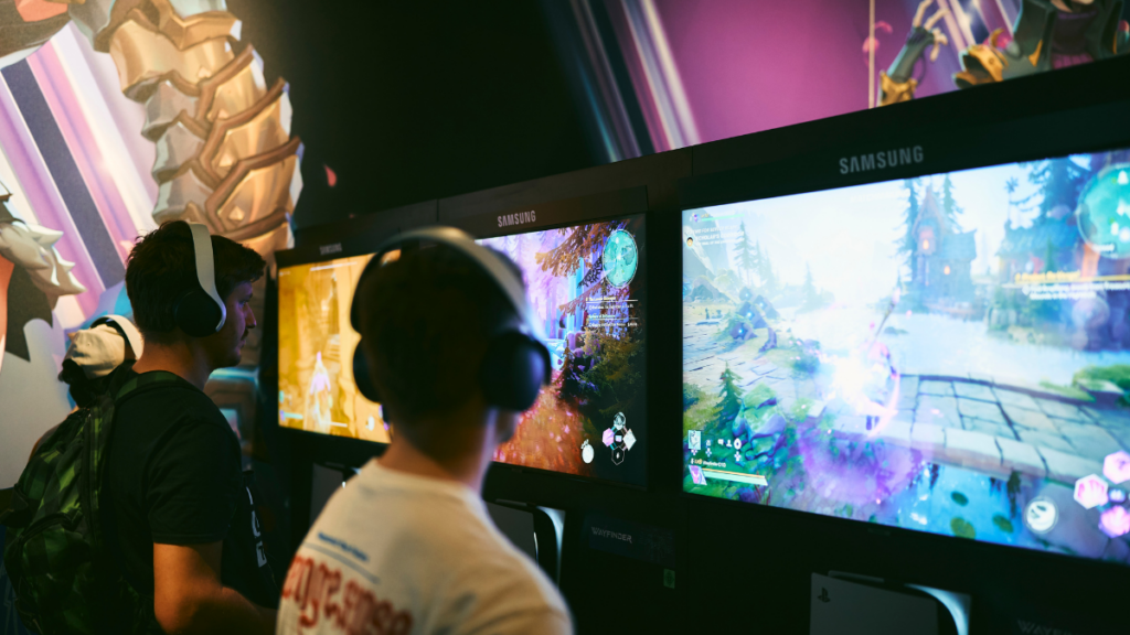 Visiteurs jouant à des démos à la Gamescom 2026
