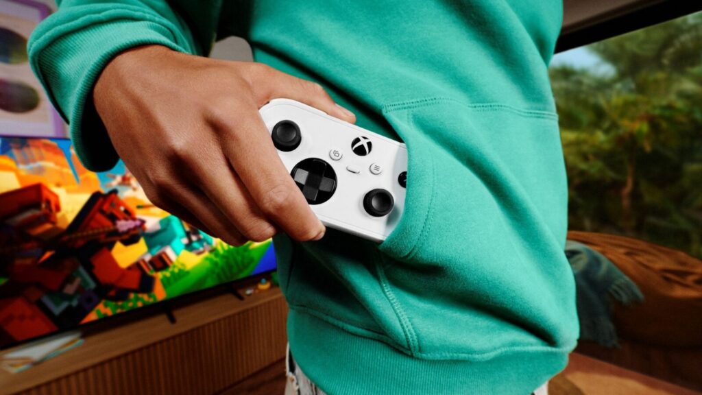Manette Xbox Nano Controller blanche glissée dans une poche