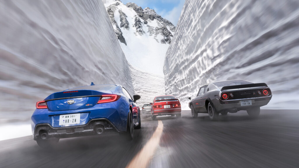 Une Subaru BRZ bleue roule entre deux murs de neige géants au pied d’un sommet