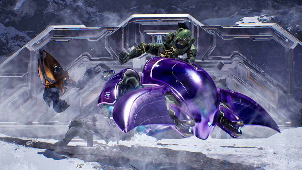 Le Master Chief saute sur un Ghost violet pour le détourner, dans une zone enneigée