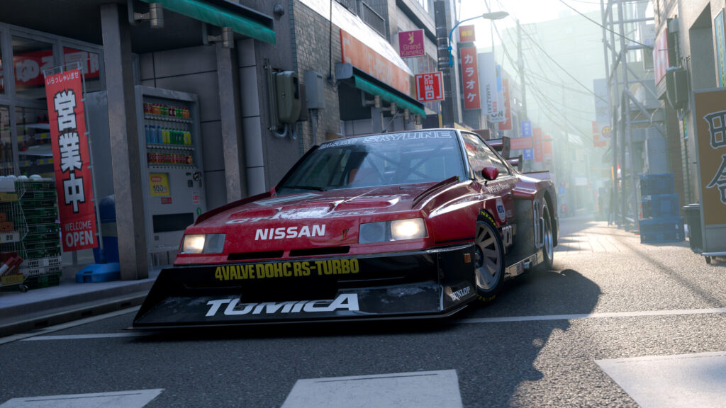 Une Nissan Skyline de course rouge garée dans une ruelle japonaise devant une supérette