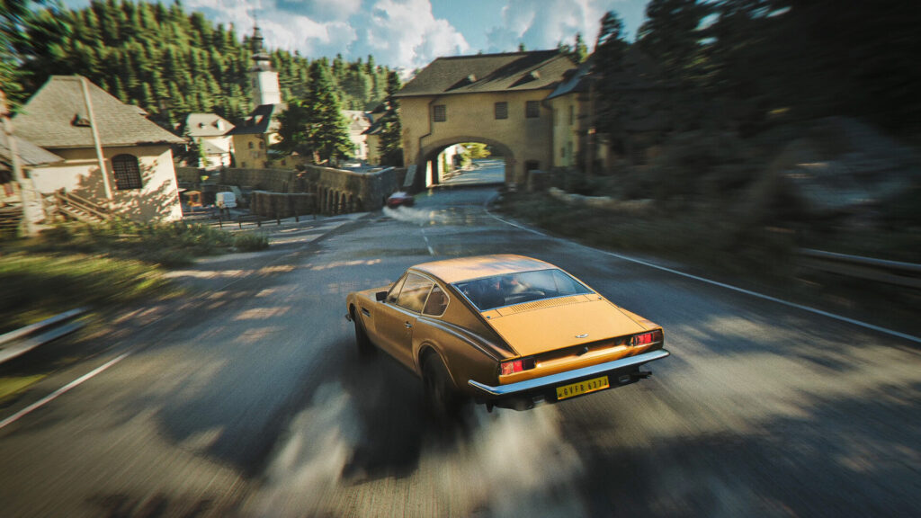 Une Aston Martin couleur bronze dérape dans un village de montagne devant une porte fortifiée